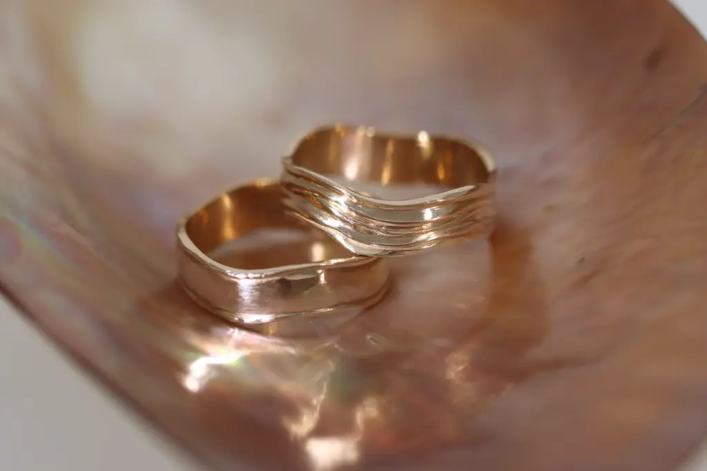 WEBSIZE_Wave ring_duo shot_V2_.webp