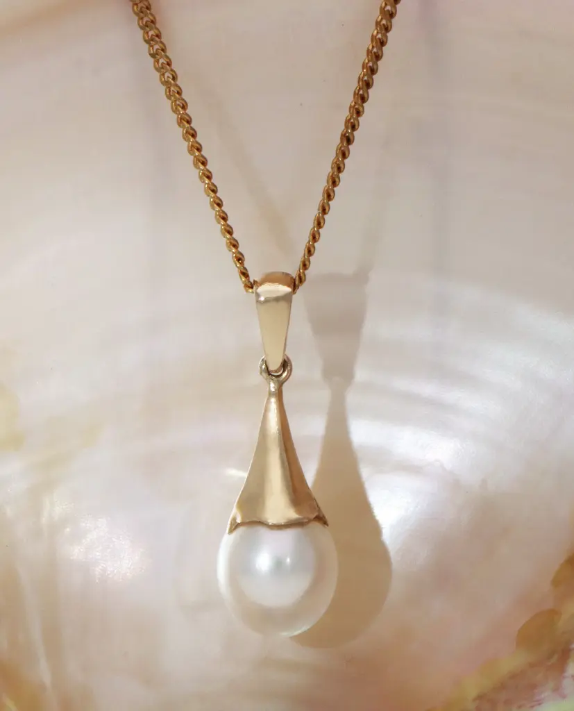 WEBSIZE_Pearl Bonnet pendant_Cropped_.webp