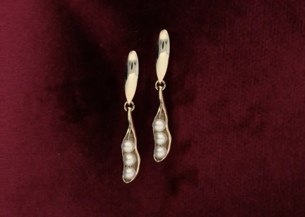 WEBSIZE_Pearl Pea Pod ER_on velvet_.webp