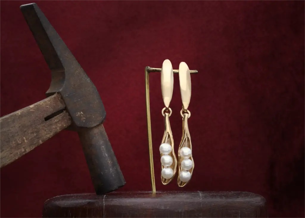 WEBSIZE_Pearl pea pod earrings_.webp